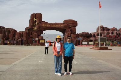 許發(fā)鵬與優(yōu)秀員工安經理合影